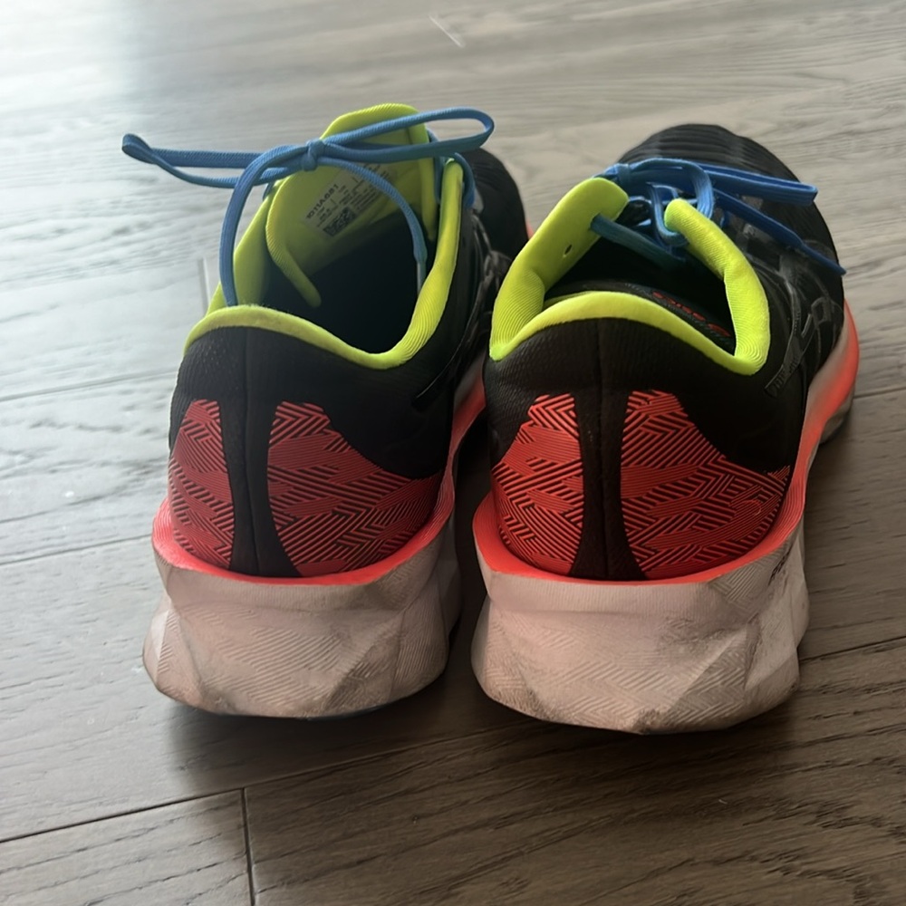 Men’s 11 ASICS tennis shoes - Picture 3 of 4